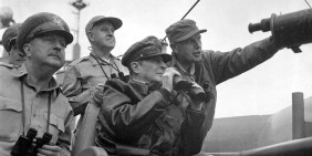 US-General MacArthur (2. v. r.) beobachtet den Beschuss der südkoreanischen Stadt Incheon im September 1950 | Bild: US National Archives