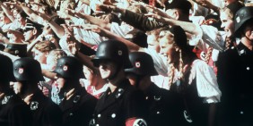 Jubelnde Teilnehmer des Reichsparteitages der NSDAP 1937 in Nürnberg | Bild: picture-alliance / dpa | Bertelsmann Verlag