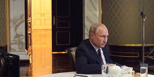 Wladimir Putin im Gepräch mit Oliver Stone im Juli 2019 | Foto: picture alliance/EPA-EFE | Alexey Druzhinyn / Sputnik/Kremli