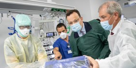 German Health Minister Jens Spahn (2nd from right) and Jens Scholz (r), head of the University Hospital Schleswig-Holstein (and brother of German Finance Minister Olaf Scholz), watch intubation on a simulation manikin (August 2020) | Image: picture alliance/dpa/dpa-POOL | Christian Charisius