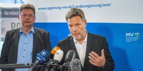 Wirtschaftsminister Robert Habeck mit dem Wirtschaftsminister von MV, Reinhard Meyer, am 12. Mai 2023 auf Rügen | Bild: picture alliance/dpa | Stefan Sauer