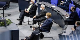 Bundespräsident Steinmeier, Bundestagspräsident Schäuble, Bundeskanzlerin Merkel und Bundesverfassungsgerichtspräsident Harbarth am 18.12.2020 im Deutschen Bundestag | Bild: picture alliance / Flashpic | Jens Krick
