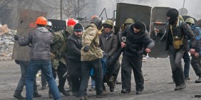 20. Februar 2014: Aktivisten tragen einen beim Massaker Verwundeten | Bild: picture alliance / dpa | Sergey Dolzhenko