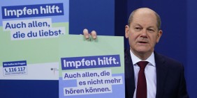 Bundeskanzler Olaf Scholz stellte am 24. Januar eine neue Werbekampagne für die Corona-Impfung vor | Bild: picture alliance / epa | Clemens Bilan / Pool