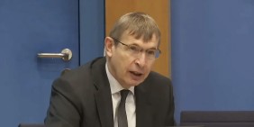 Klaus Cichutek, Präsident des Paul-Ehrlich-Instituts, am 5. Februar 2021 auf der Bundespressekonferenz