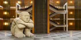 Eingangshalle des Oberverwaltungsgerichtes NRW mit einer Skulptur des Künstlers Ung-Pil Byen | Bild: OVG NRW
