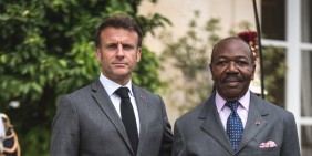 Der französische Staatspräsident Emmanuel Macron empfängt den damaligen Präsidenten Gabuns, Ali Bongo, im Juni 2023 in Paris | Bild: picture alliance / NurPhoto | Andrea Savorani Neri
