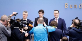 Lothar Wieler, Christian Drosten und Jens Spahn im März 2020 | Bild: picture alliance / SZ Photo | Jens Schicke