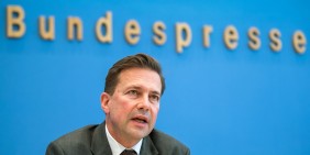 Regierungssprecher Steffen Seibert in der Bundespressekonferenz | Bild: picture alliance/dpa | Jens Büttner