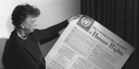 Eleanor Roosevelt hält ein Plakat der Allgemeinen Erklärung der Menschenrechte, New York, November 1949 | Bild: FDR Presidential Library & Museum