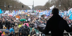 Demonstration am 25.02.2023 in Berlin, am Mikrofon Sahra Wagenknecht | Bild: picture alliance / ZUMAPRESS.com | Michael Kuenne