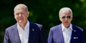 Bundeskanzler Olaf Scholz und US-Präsident Joe Biden am 26. Juni 2022 beim G7-Treffen auf Schloss Elmau | Bild: picture alliance / EPA | Clemens Bilan / POOL